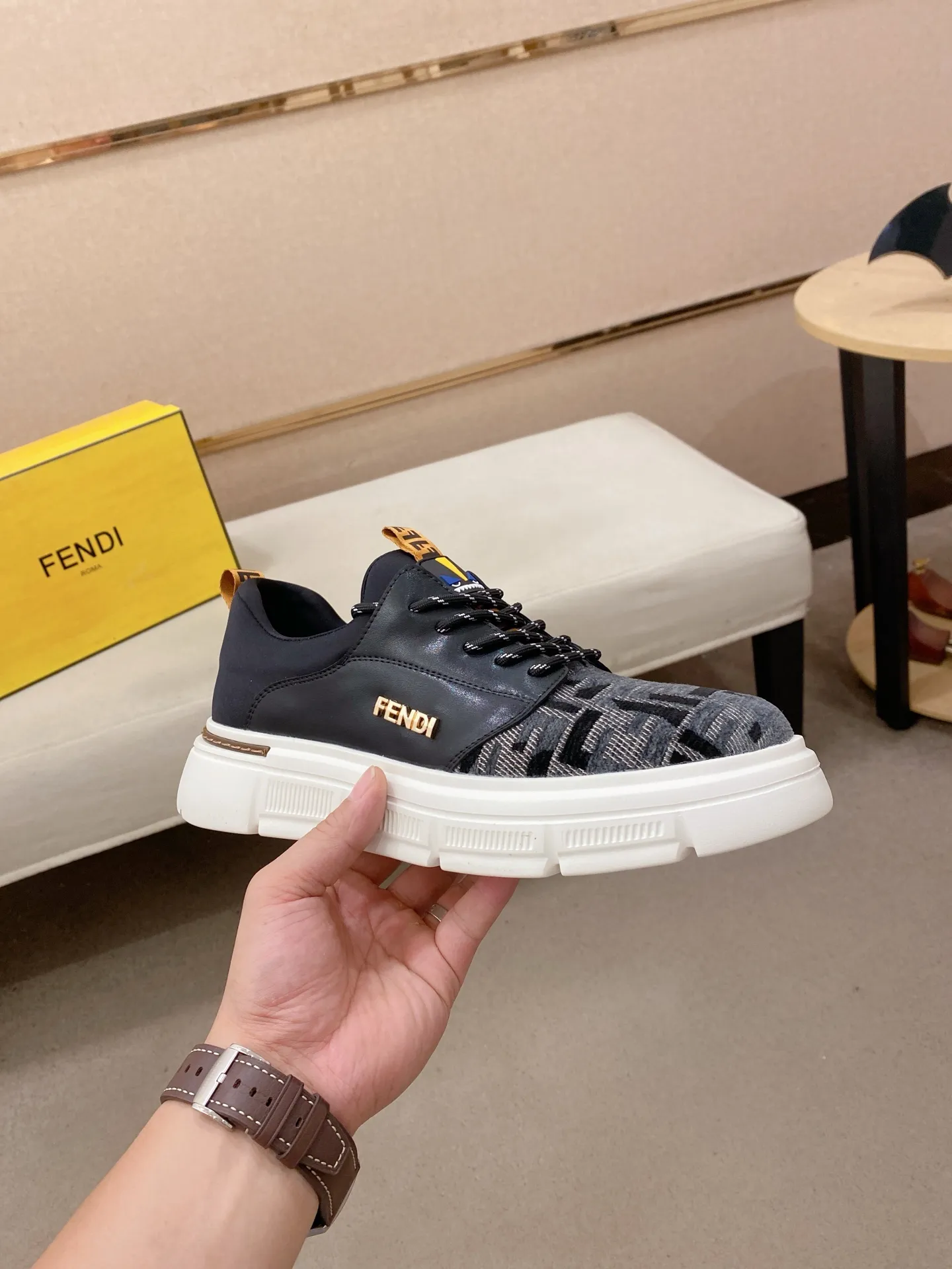 Men's shoes 💰 420💰 (fendi) New style 👊🏻 upper 🇮🇹 imported cowhide fabric 🇩🇪 lining imported sheepskin lining. The original outsole is molded to highlight the identity of every man, and the upper foot is elegant and stable🚶🏻🚶🏻The high-end custom counters reproduce the original version📯No matter the wind or rain, the shoe last remains unchanged and can withstand the verification of time🔍️,🔵 Size: 38-44
